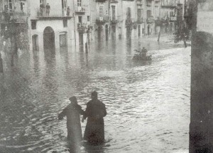 L’acqua a Piazza Sant’Onofrio raggiunge i 50cm, successivamente raggiungerà i 6m